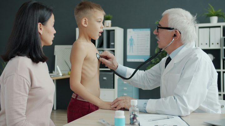 Ребёнок с мамой на приёме у врача