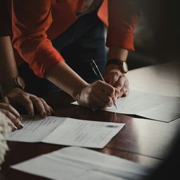 Подписание бумажного документа