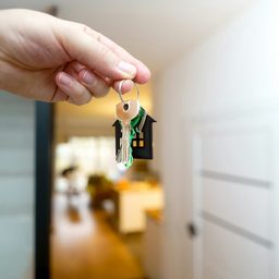Рука с ключами у дверного проёма