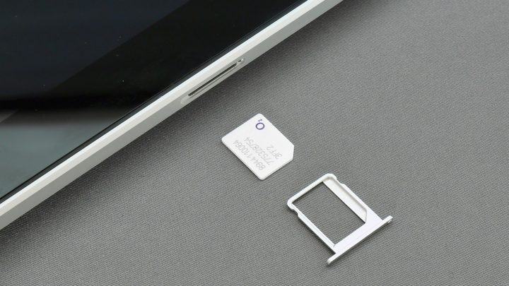 Телефон с выдвинутым лотком SIM-карты